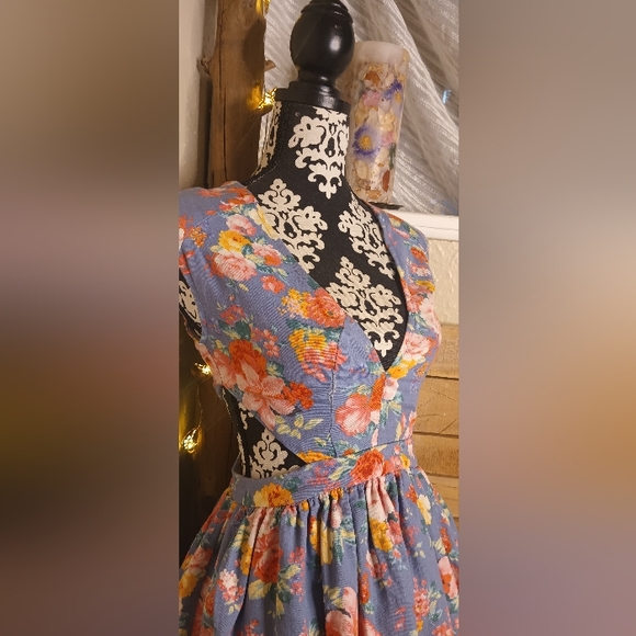 Ariana Grande "Love Culture" Floral Dress - Picture 4 of 6